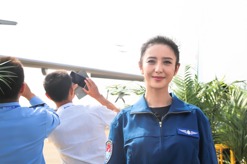 新兵佟丽娅军装亮相航展 秒变迷妹_高清图集_新浪网