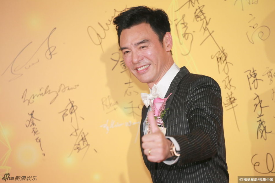 组图:钟镇涛获谭咏麟颁奖 关之琳盛装出席力挺_高清