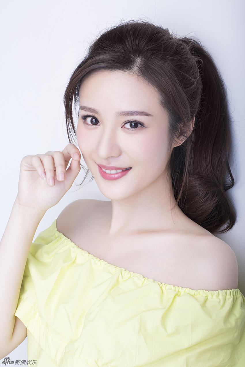 组图:邬靖靖写真曝光 明媚秀香肩少女感十足_高清图集
