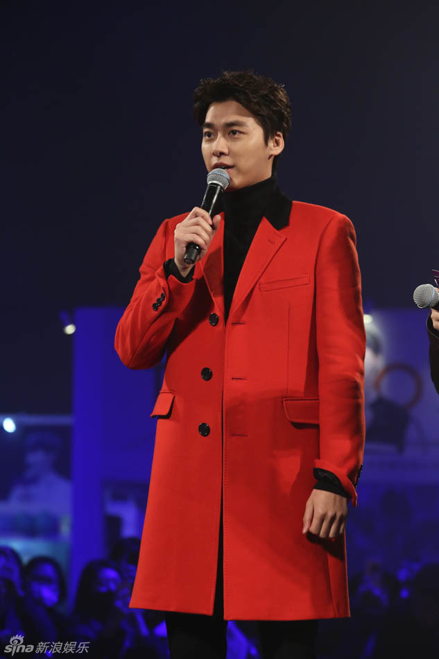 李易峰红衣空降 与粉丝上演温情时刻_高清