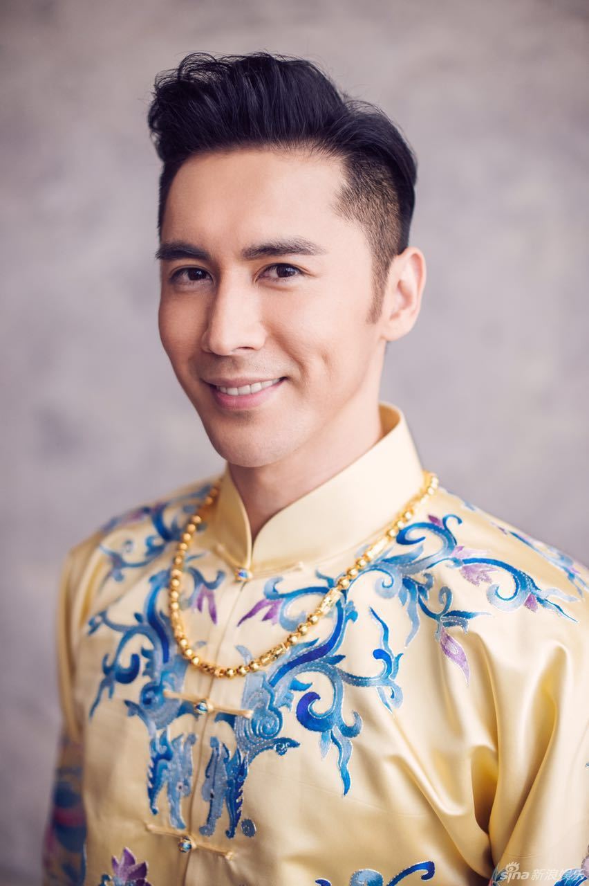 新浪娱乐讯 11月8日,钟丽缇和张伦硕在北京举行婚礼,一组中式礼服婚纱