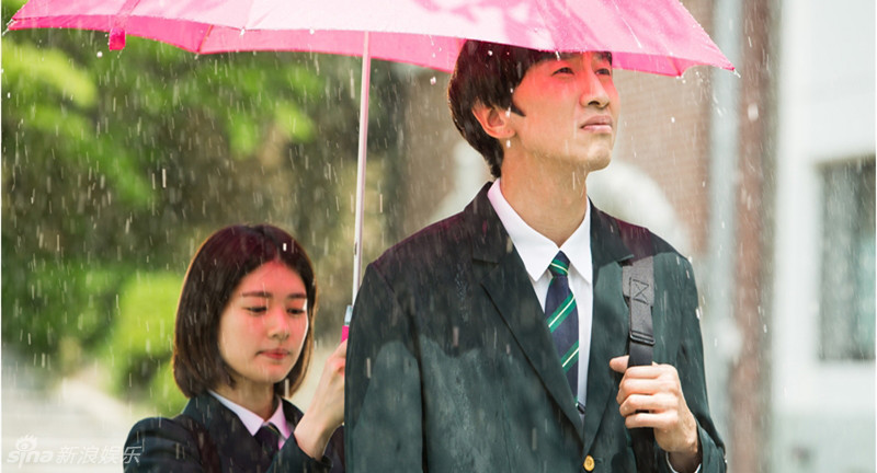 组图:李光洙穿校服扮学生淋雨 与郑素敏同撑伞