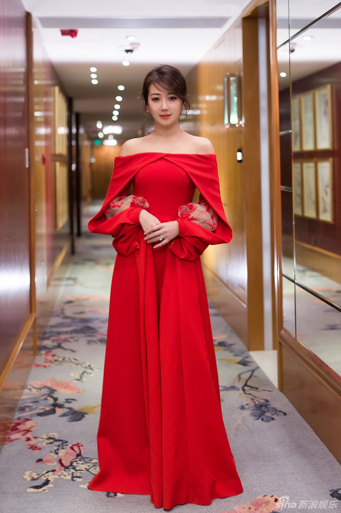 陈紫函甜蜜依偎戴向宇 婚礼备受网友期待