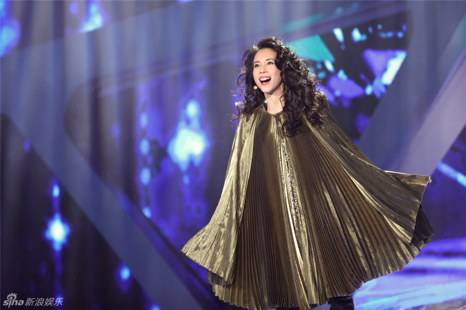 组图:莫文蔚蓬松卷发妩媚霸气 斗篷长靴气场足