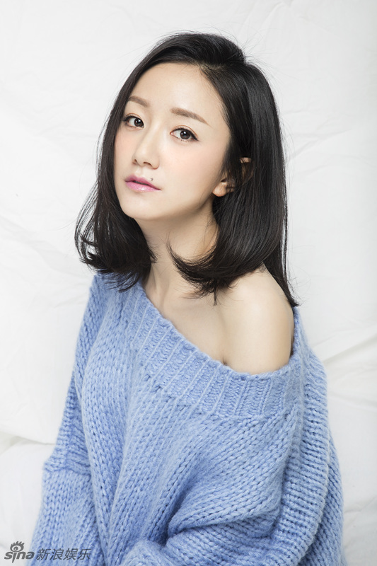 1 7 新浪娱乐讯 近日,李倩一组个人写真曝光,写真中李倩身穿宽松