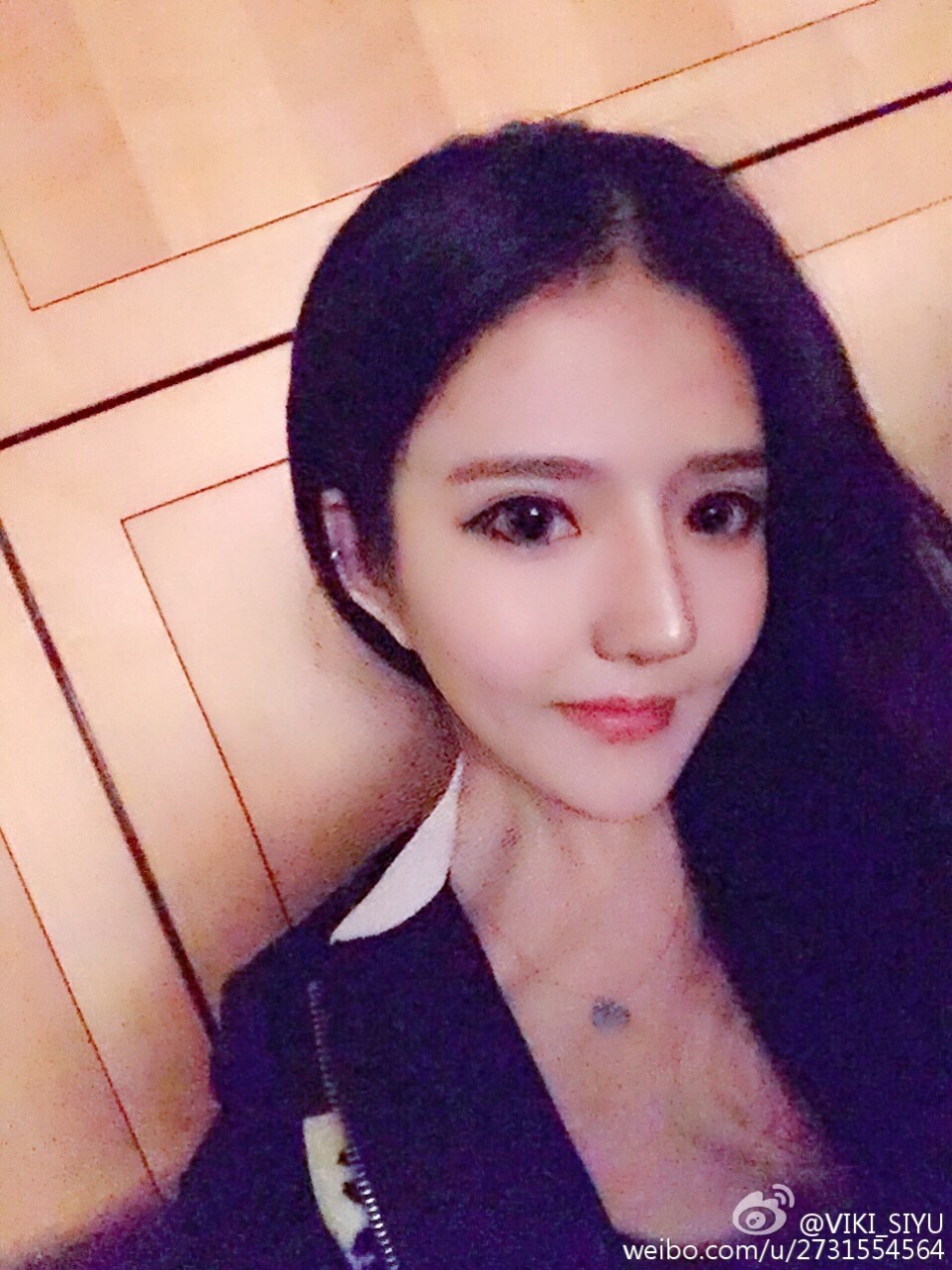 组图:天啦噜!美女化吴亦凡仿妆相似度99%