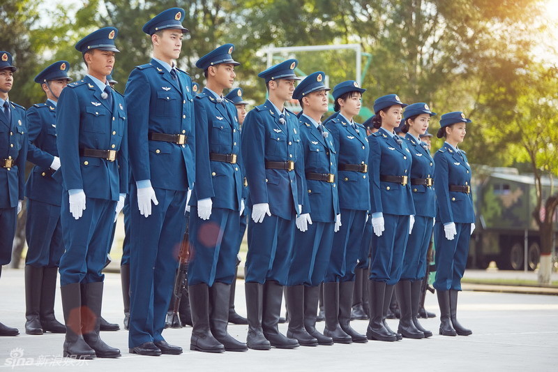 《真正男子漢2》空軍新兵儀仗訓練 楊冪黃子韜正裝帥呆了