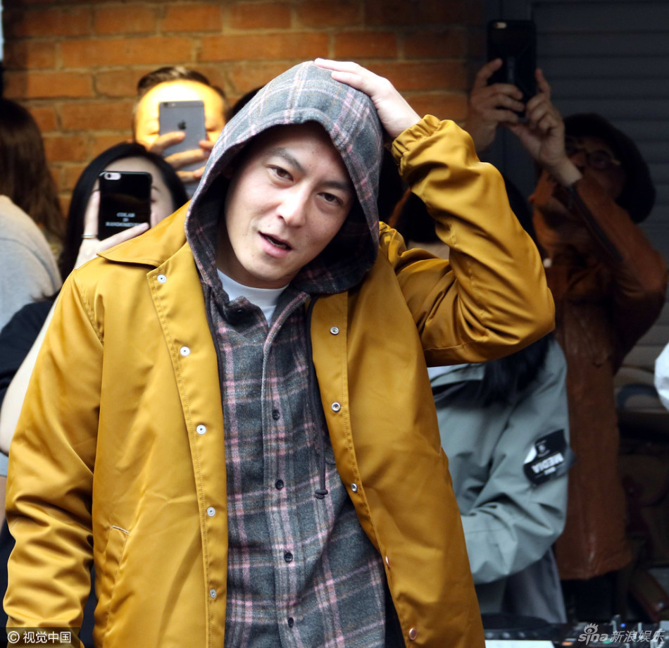 陈冠希潮装现身尽显老态 比剪刀手略萌