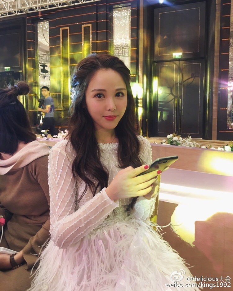 1 21新浪娱乐讯 日前,网红林珊珊与富二代男友大白浪漫完婚.