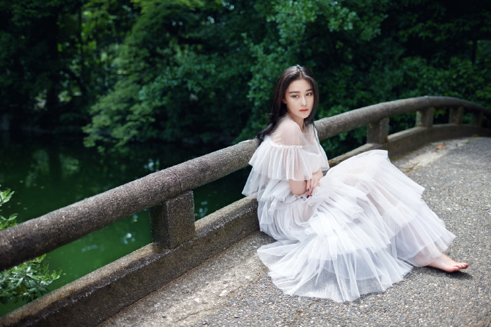 组图:轻纱包裹雪肤 张馨予绿林丛中点脚似仙女_高清