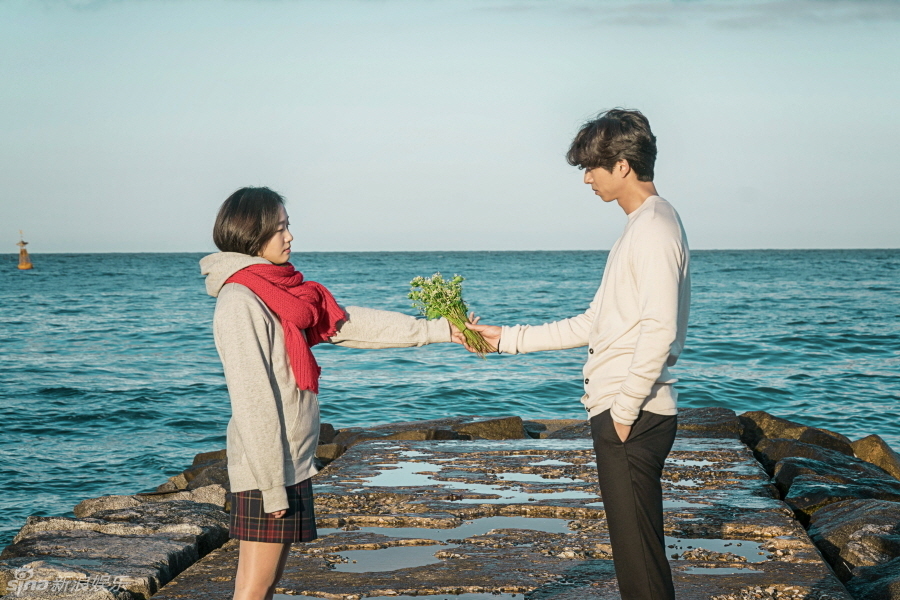 组图:tvn《鬼怪》剧照 孔侑金高银海边约会_高清图集