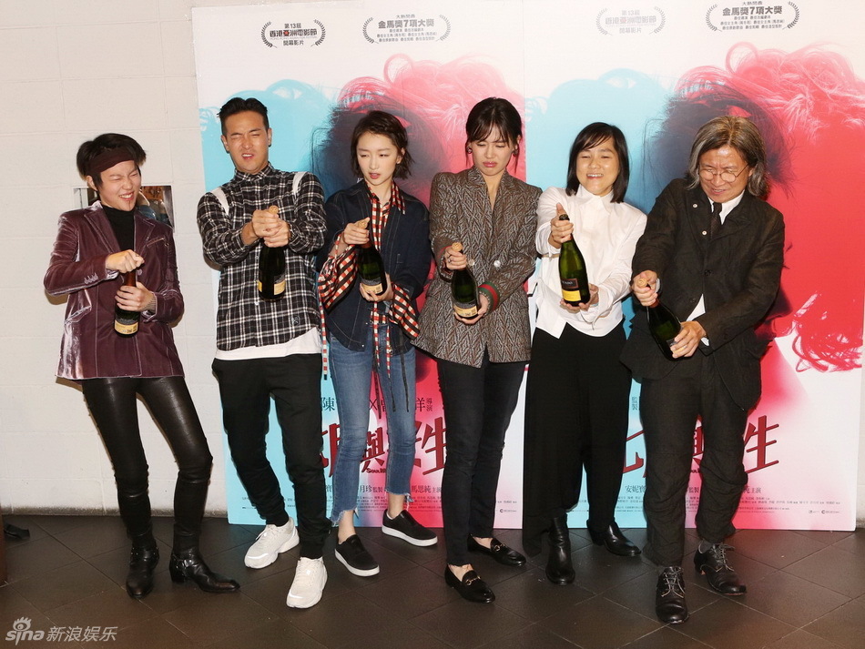 周冬雨马思纯夺53届金马双影后 宇宙CP拥抱发