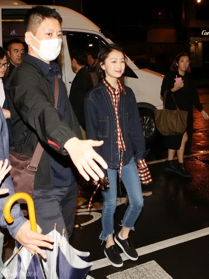 周冬雨马思纯夺53届金马双影后 宇宙CP拥抱发