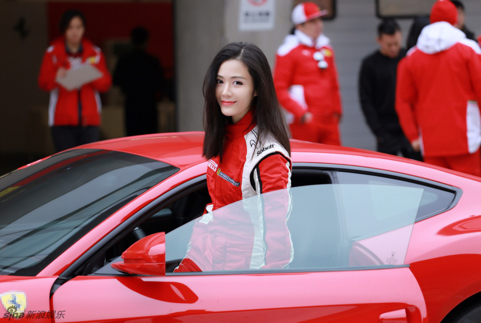 汤晶媚英姿飒爽变身赛车女神_高清图集_新浪网