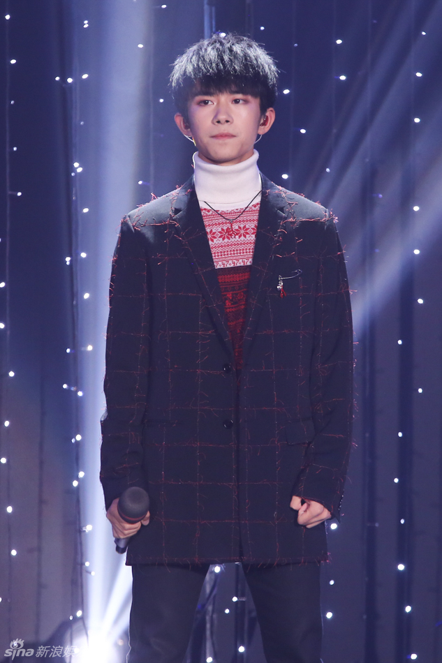 易烊千玺生日会假人挑战 小凯王源送秋裤