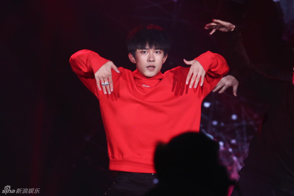 易烊千玺生日会假人挑战 小凯王源送秋裤