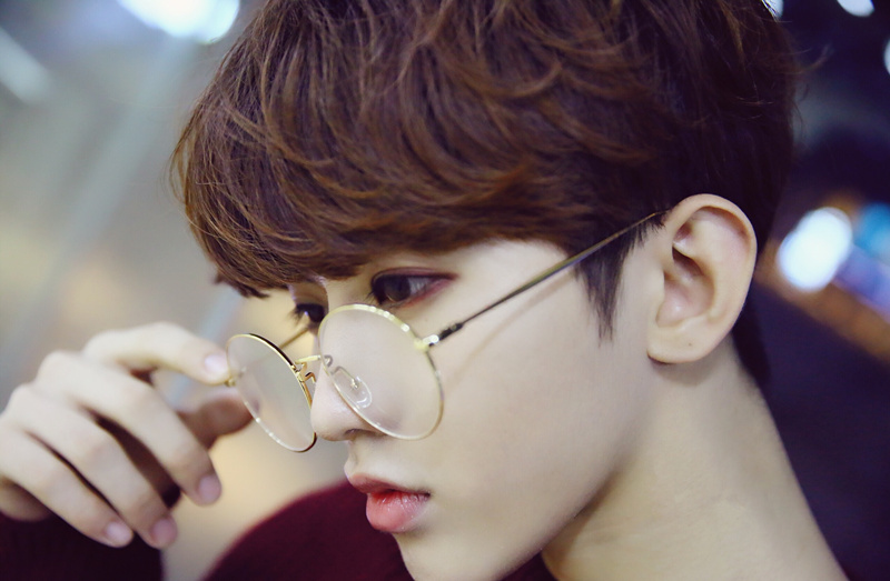 组图:SWIN-S成员蔡徐坤曝写真 充满冬日气息 