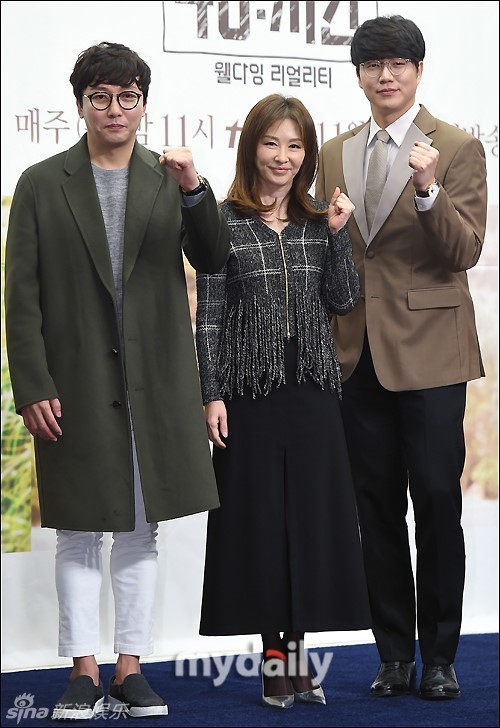 [11月30日]56岁李美淑穿性感高开叉裙 上楼梯险走光[5p]