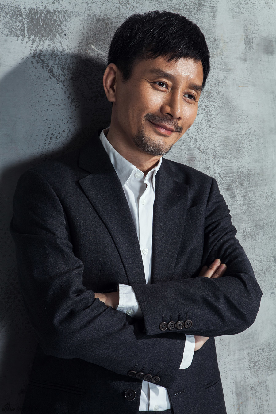组图:田小洁写真曝光 时尚演绎儒雅老干部风_高清图集_新浪网
