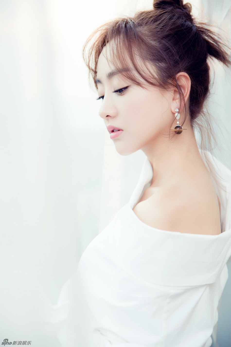 组图:太时髦!杨蓉白衬衣阔腿裤配丸子头秀香肩