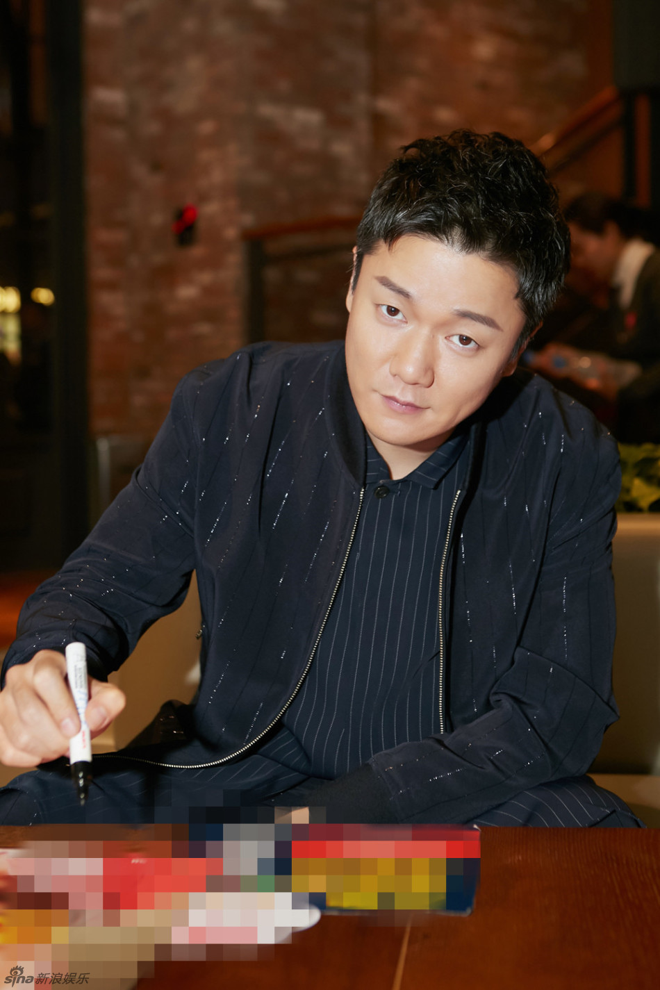 组图:太时髦!肖央时尚潮搭尽显绅士雅痞范_高清图集_新浪网