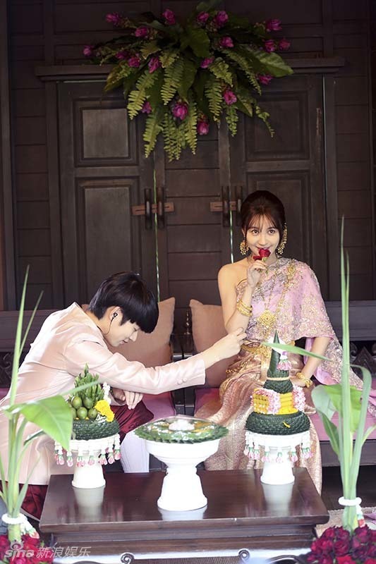 组图:李菲儿金希澈婚纱照出炉 水中拥吻似童话_高清图集_新浪网