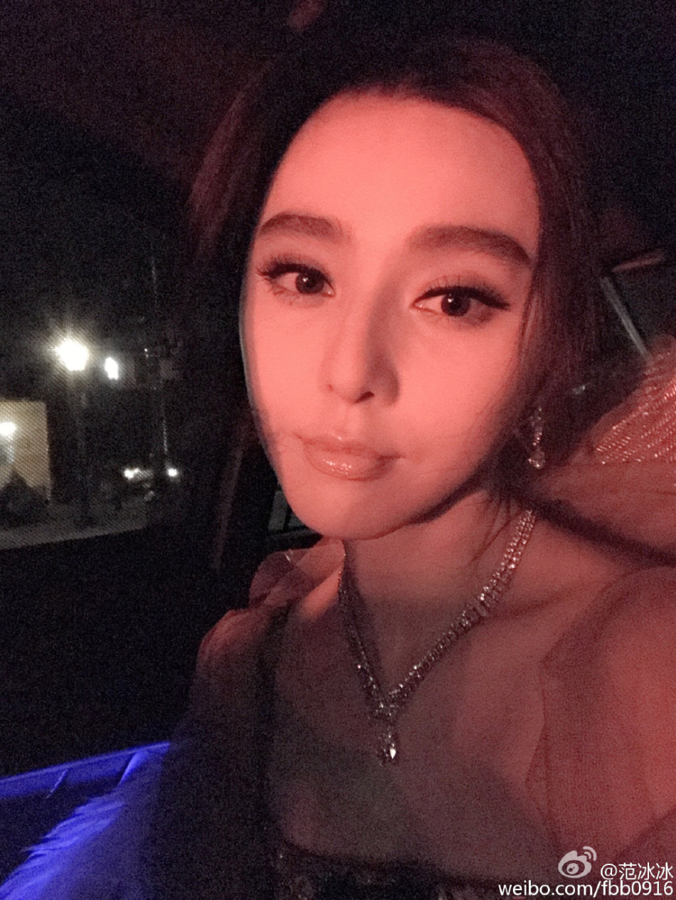 范冰冰抹胸纱裙端坐 媚眼迷离娇唇欲滴(组图)