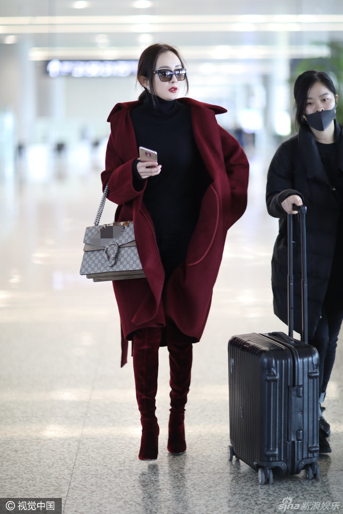 杨幂深红大衣配深红长靴 气场十足显霸气-江西