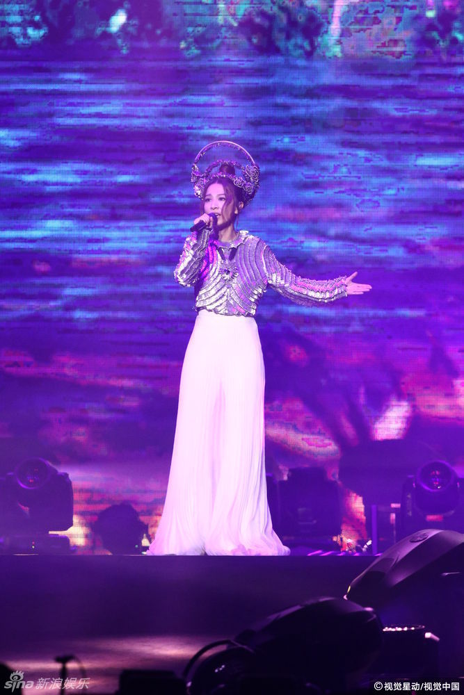 田馥甄小巨蛋开唱 化身银幻女神从天而降