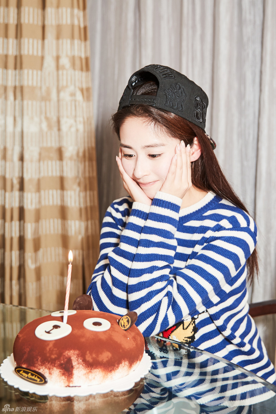 组图:颖儿庆生蓝白条纹上衣很清纯 蛋糕吸睛