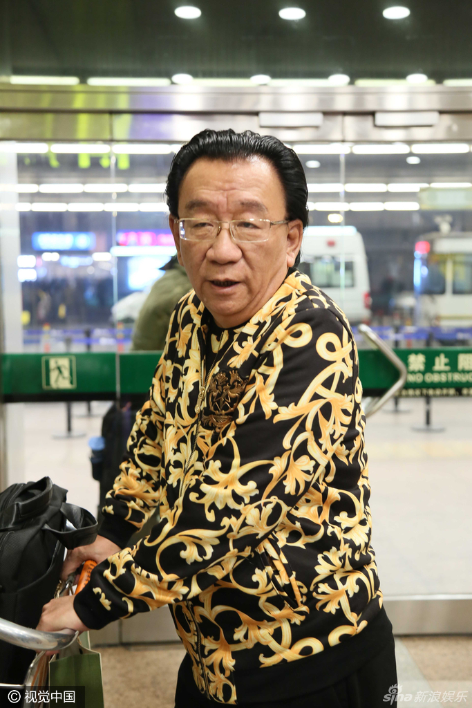 侯耀华现身机场