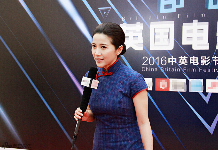 组图:英国电影季开幕 颜丙燕旗袍亮相显古典美_高清
