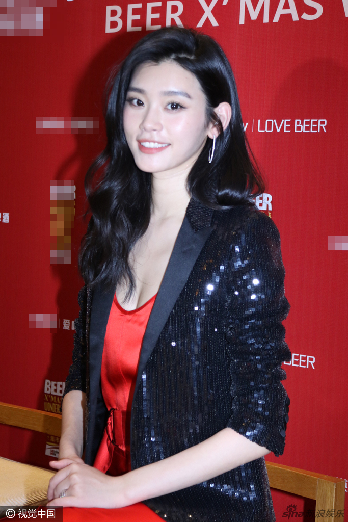 维密天使奚梦瑶红裙性感冶艳 俯身露浅沟