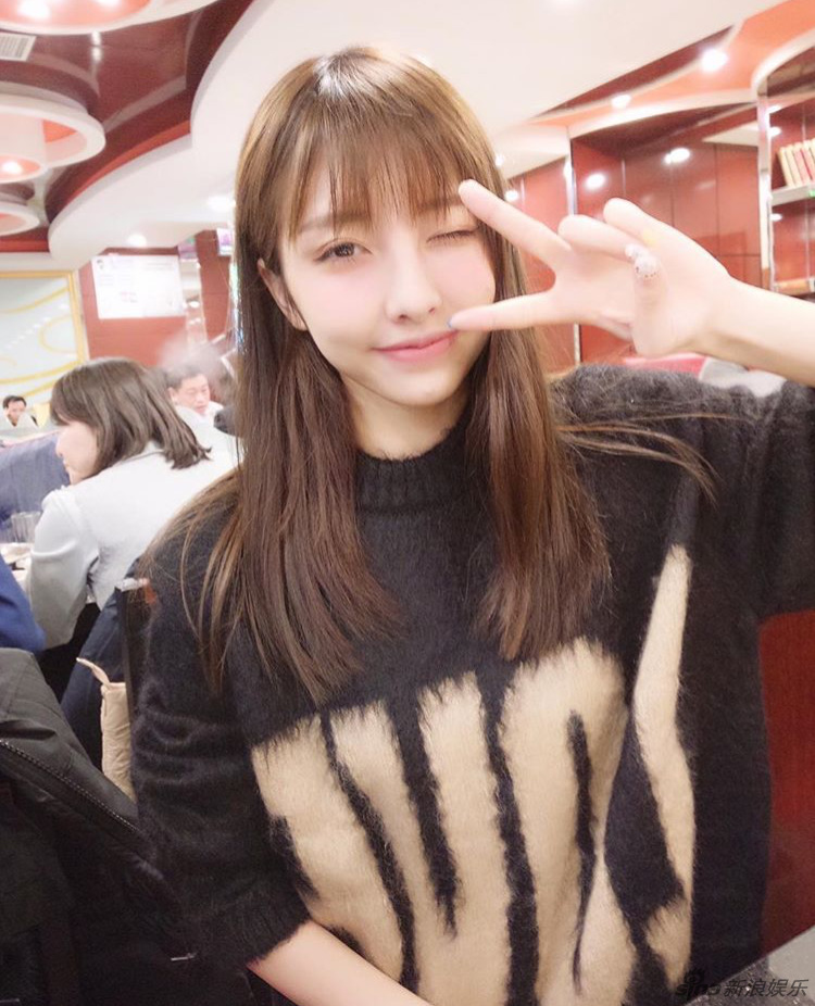 思聪女宠豆得儿素颜直播 脸上长痘状态不佳(图)_高清