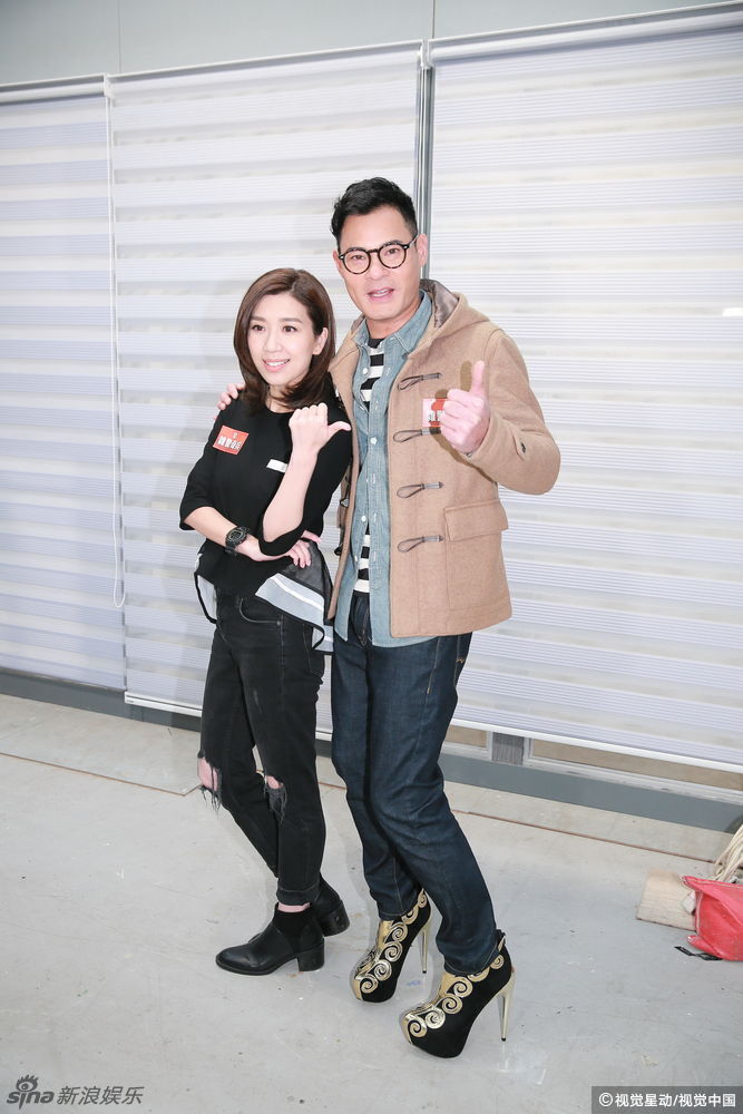 组图:黄智贤穿高跟鞋亮相 称做女人好辛苦_高清图集_新浪网