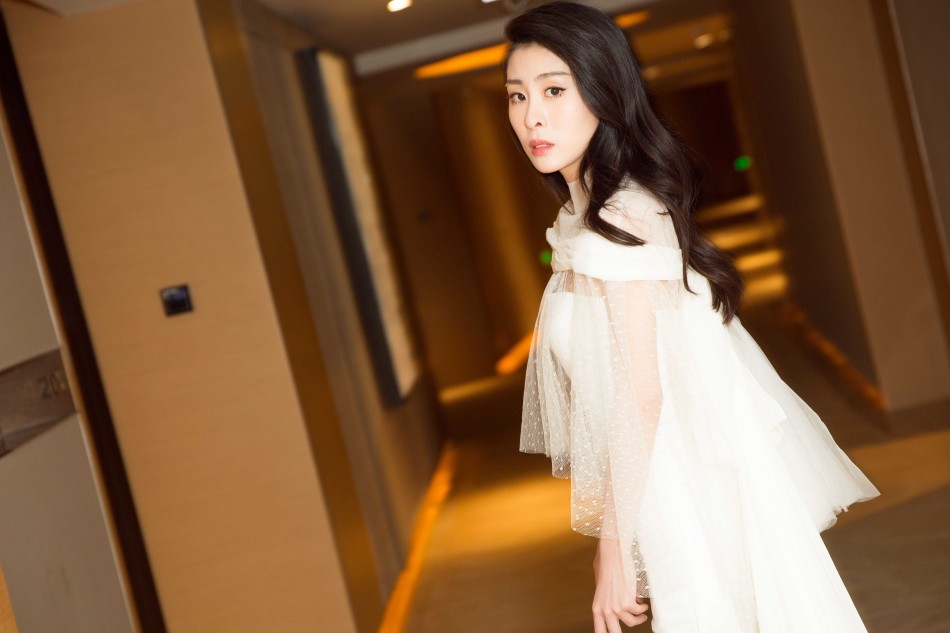 张碧晨国剧盛典连唱三曲 造型简约飘逸