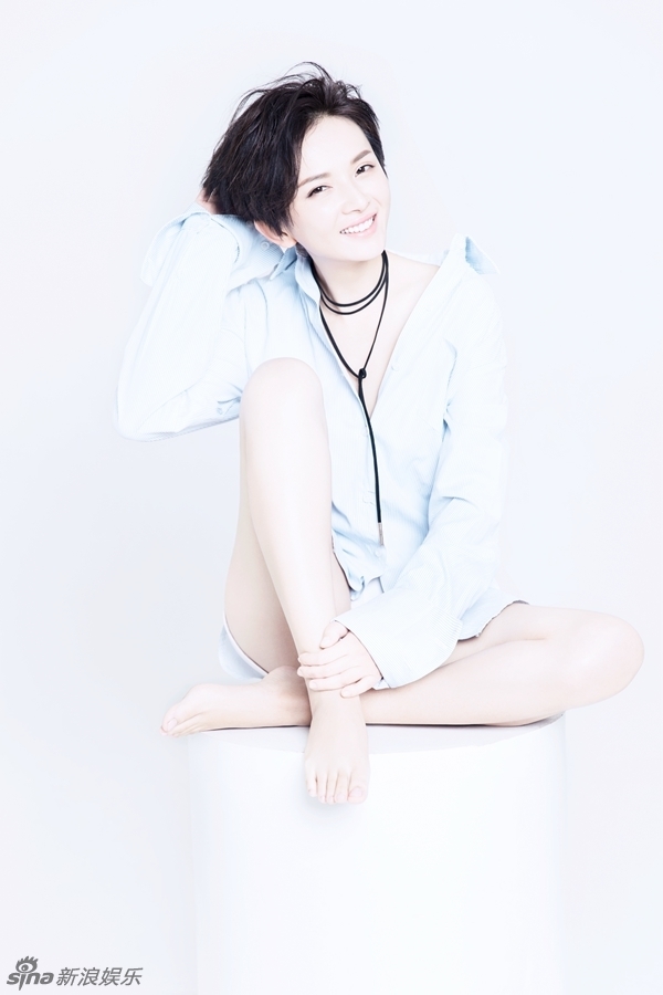 组图:李依玲大片清新帅气 小露性感秀香肩美腿_高清
