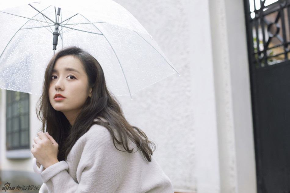 组图:如诗的女子!吕一雨中漫步素雅纯净似精灵