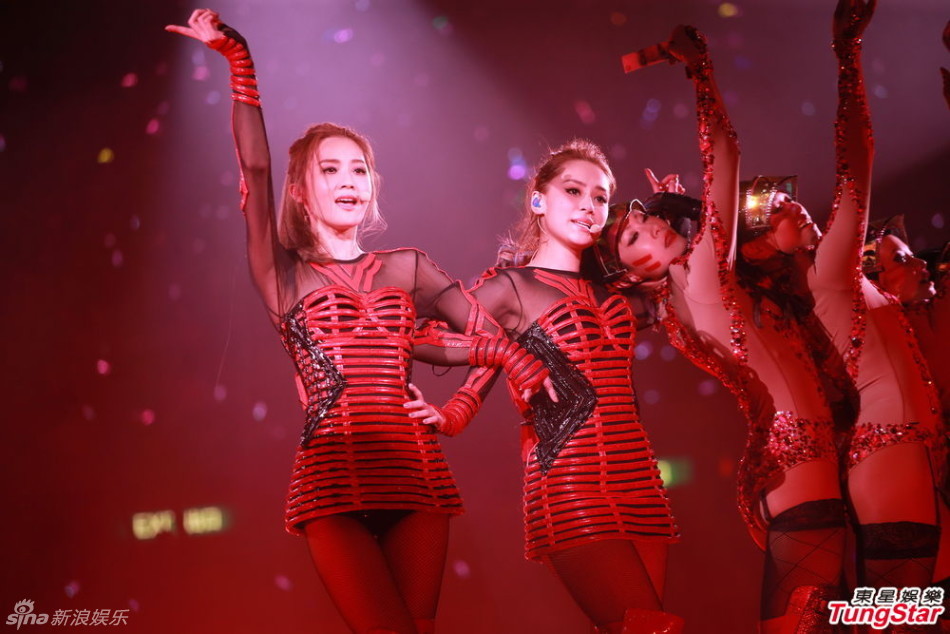 组图:TWINS香港演唱会开唱 摸肌肉男感尴尬 -