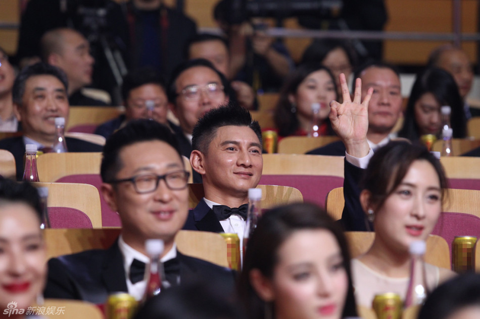 组图:国剧盛典台下热闹 小芈月可爱吴磊帅气