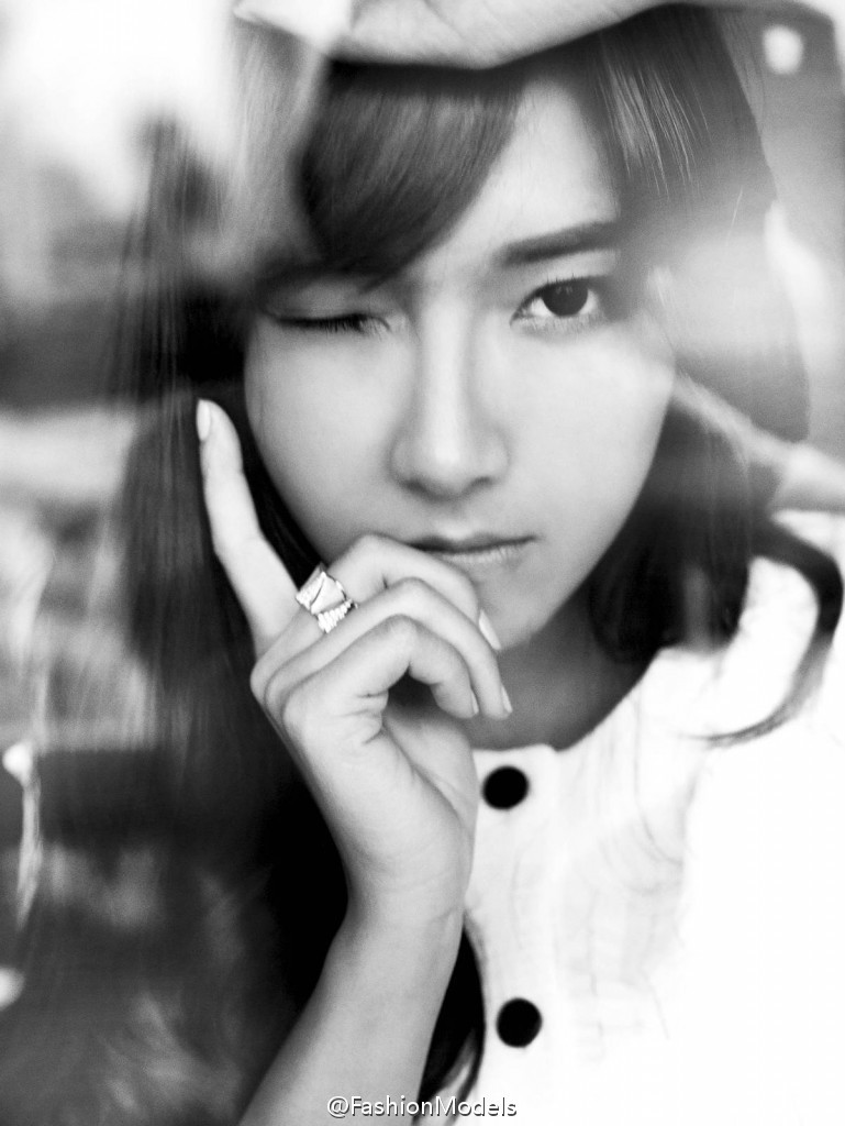 组图:郑秀妍最新杂志写真 演绎优雅女王范儿