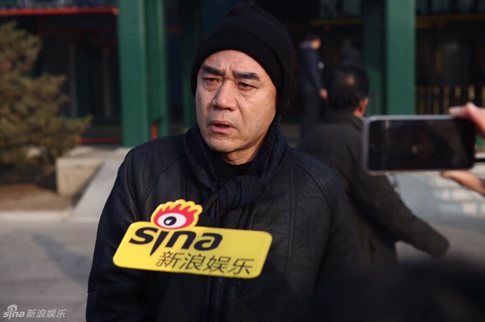 组图:何群追悼会张艺谋陈凯歌现身 陈宝国泛泪_高清图集_新浪网