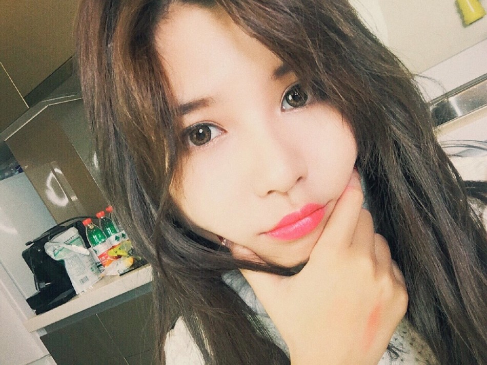 网红穆雅斓在微博晒出对比照,并扬言自己已. 来