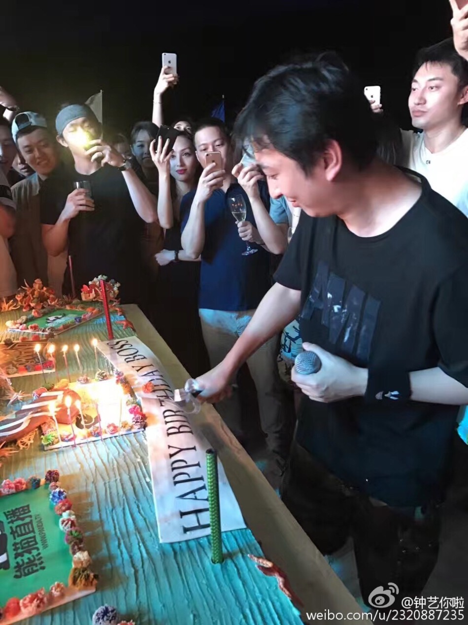 新浪娱乐讯 王思聪迎来29岁生日,他在马尔代夫包下海岛,1月3日晚举办