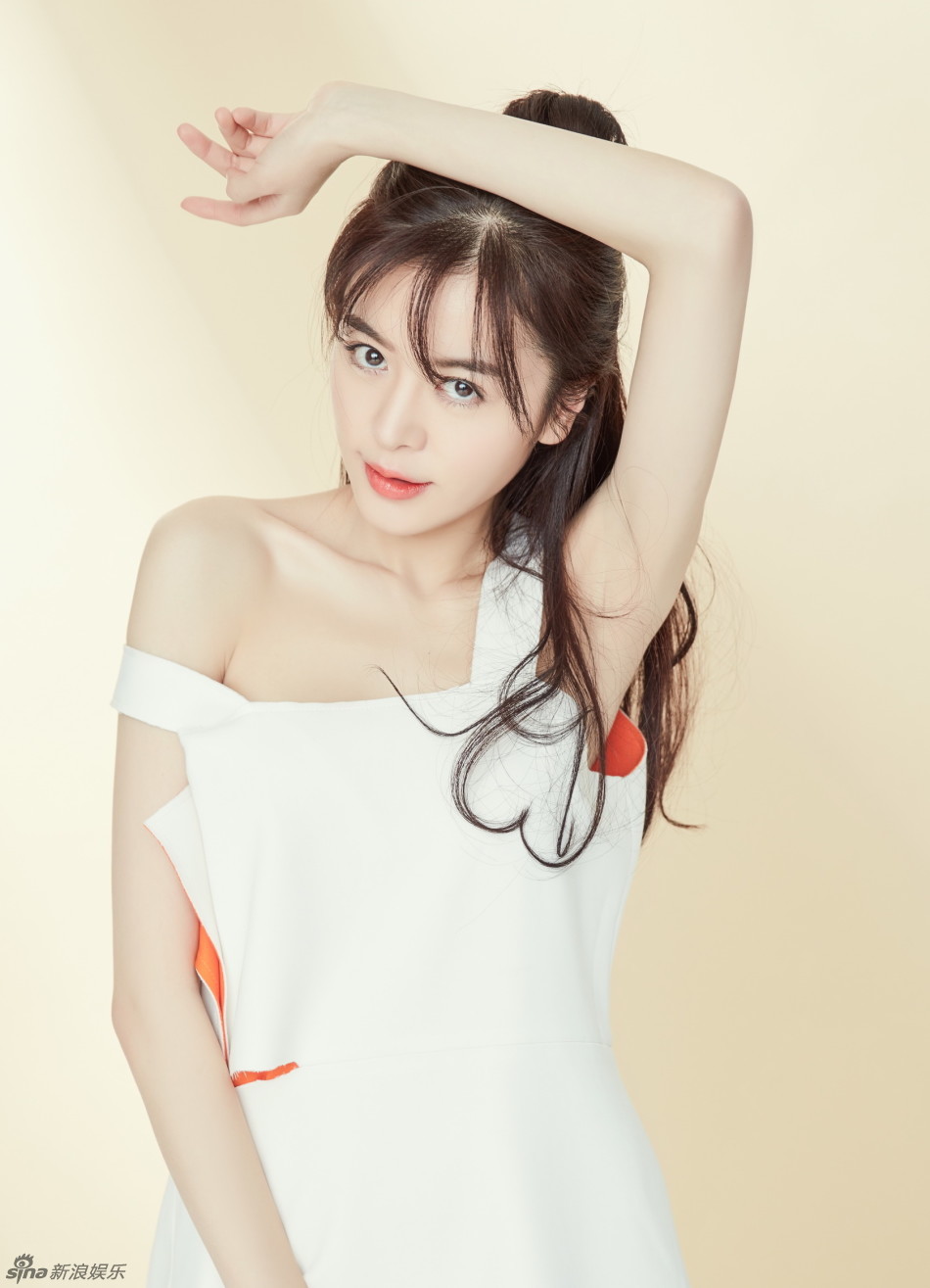赵多娜清纯秀香肩美腿笑颜迷人宛若天仙