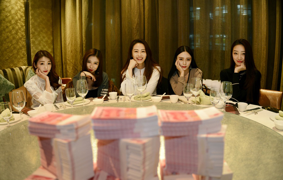 网红公司为几名美女主播发上百万现金年终奖现场组图