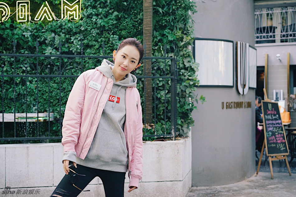 组图:孙耀琦示范温暖穿搭 粉色飞行员夹克潮爆