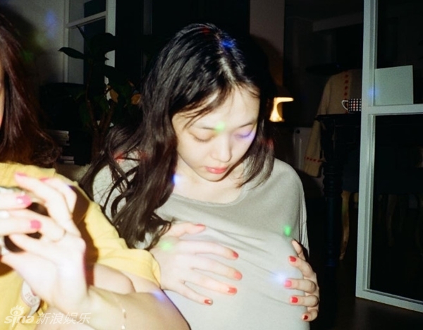 韓國女星崔雪莉又曬不雅照？自掐脖像哭過 手摸“巨乳”引爭議