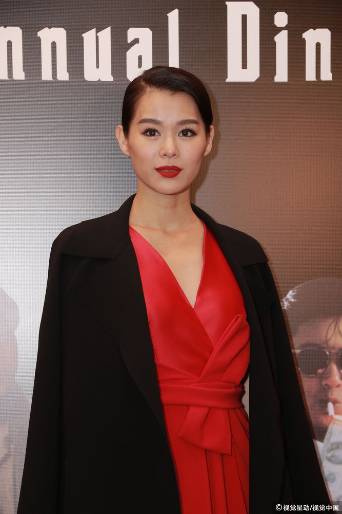 组图:人妻胡杏儿深V秀身材 烈焰红唇变贵妇