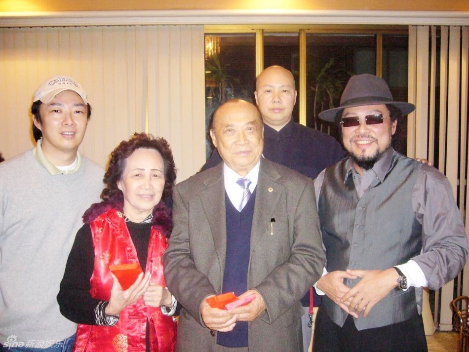 曝费玉清罕见全家福亲哥张菲为其留胡子